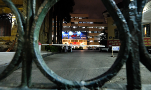 [Phóng sự ảnh] Văn phòng Bộ GTVT sáng đèn trong đêm, khẩn cấp khoanh vùng dập dịch