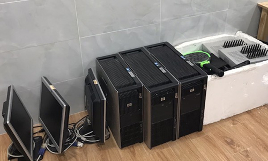 Tang vật máy tính được các đơn vị thu giữ.