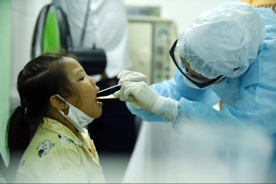 Lấy mẫu xét nghiệm Covid-19 công nhân tại Bắc Giang. Ảnh - Đình Anh. 