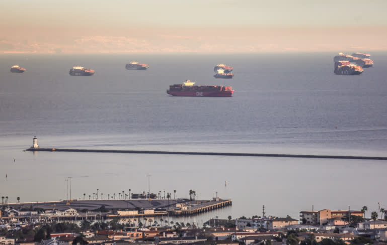 Hàng loạt tàu container chờ cập cảng ở California đầu năm nay - Ảnh: Getty Images.