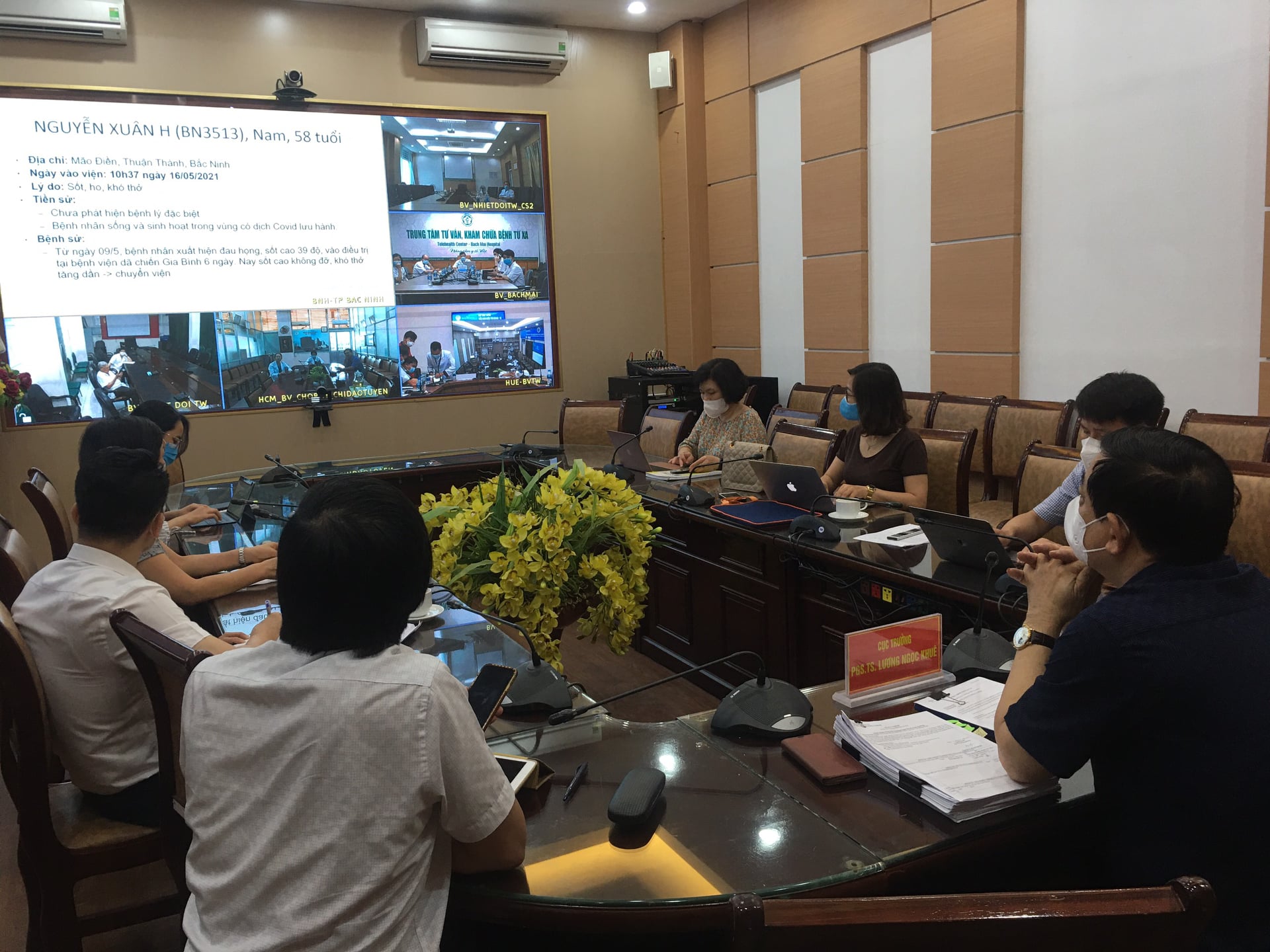 Trưa 18/5, Bệnh viện Bạch Mai cũng tham gia hội chẩn trực tuyến điều trị các bệnh nhân Covid-19 nặng tại Bắc Ninh.