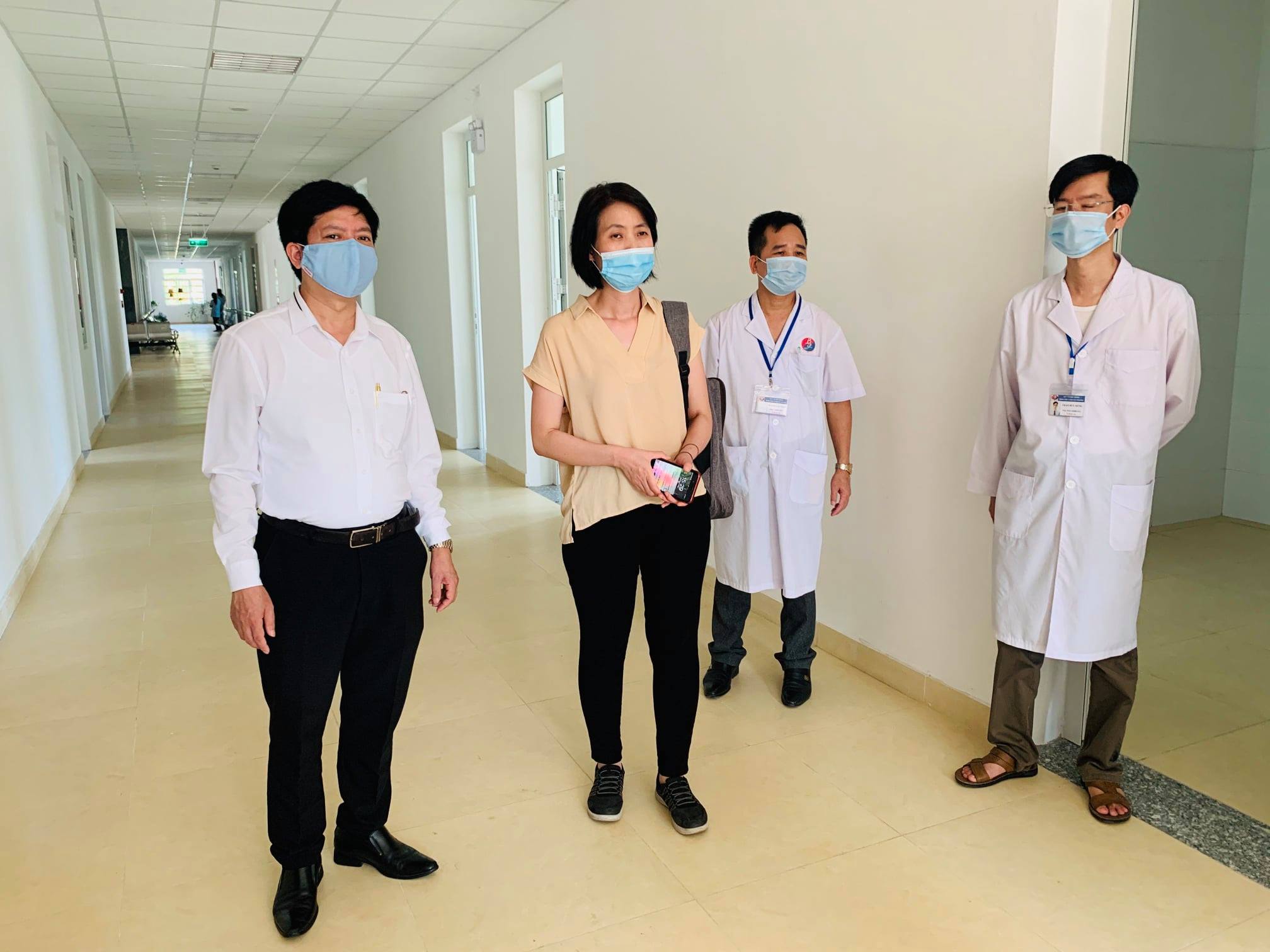 Ths.Nguyễn Trọng Khoa (trái) - Phó Cục trưởng Cục Quản lý Khám chữa bệnh, Bộ Y tế và TS.BS Trương Anh Thư (giữa) - Trưởng Khoa Kiểm soát nhiễm khuẩn, Bệnh viện Bạch Mai kiểm tra Bệnh viện Y học Cổ truyền Bắc Giang.