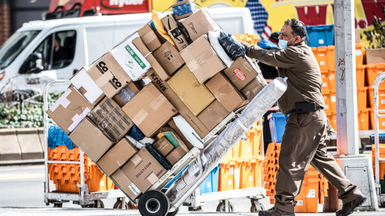 Chi ti&ecirc;u b&aacute;n lẻ của Mỹ trong th&aacute;ng 3/2021 tăng gần 30% so với năm trước - Ảnh: Getty Images
