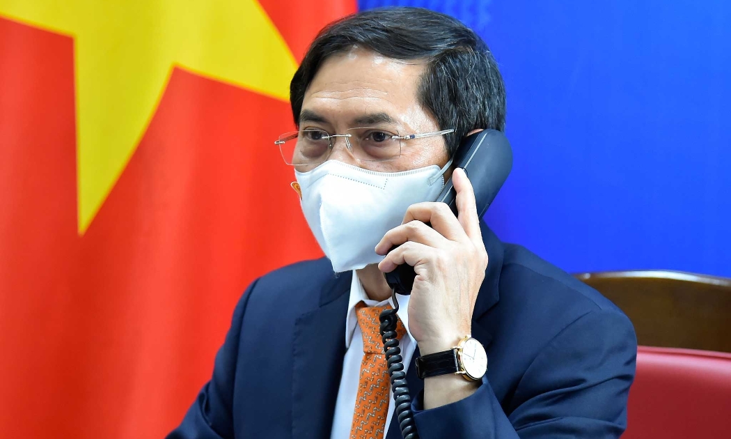 Bộ trưởng Ngoại giao Bùi Thanh Sơn điện đàm với Phó Thủ tướng, Bộ trưởng Ngoại giao Thái Lan Don Pramudwinai. (Ảnh: Tuấn Anh).