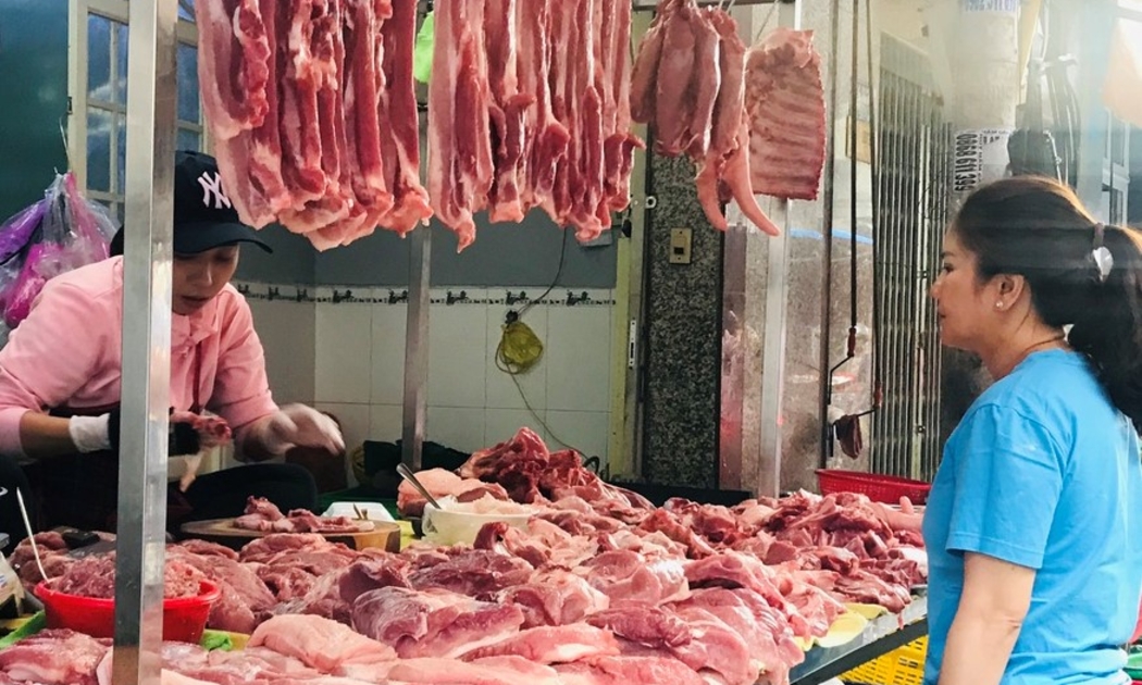 Giá thịt lợn vẫn cao, người tiêu dùng chịu thiệt.