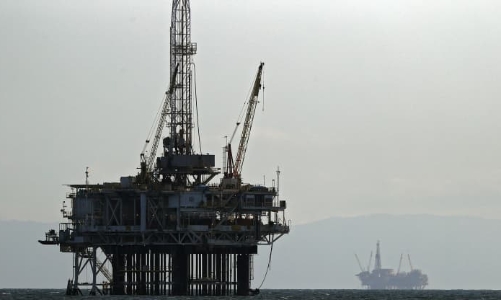 Giá dầu sụt 3,5% vì Covid bùng phát ở châu Á