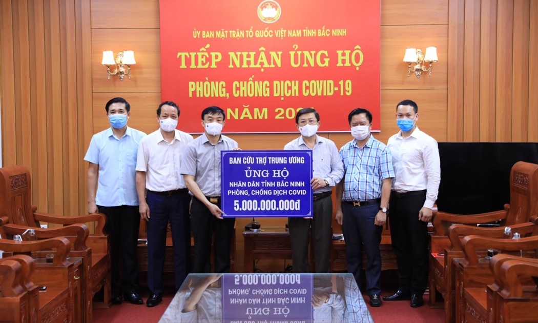 Ủy ban Trung ương Mặt trận Tổ quốc Việt Nam trao hỗ trợ 3 tỉnh Bắc Ninh, Bắc Giang, Vĩnh Phúc, mỗi tỉnh 5 tỷ đồng - Ảnh: VGP.