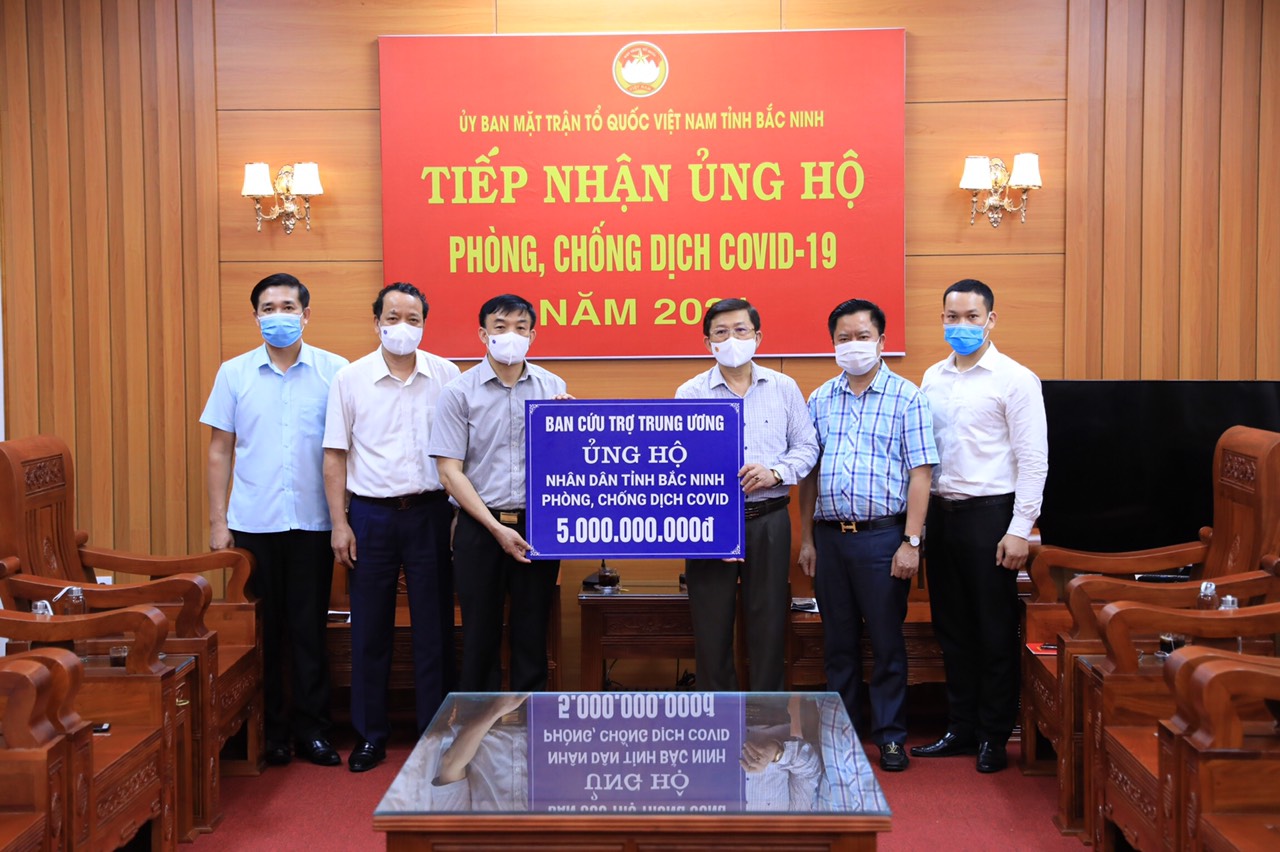 Ủy ban Trung ương Mặt trận Tổ quốc Việt Nam trao hỗ trợ 3 tỉnh Bắc Ninh, Bắc Giang, Vĩnh Phúc, mỗi tỉnh 5 tỷ đồng - Ảnh: VGP.