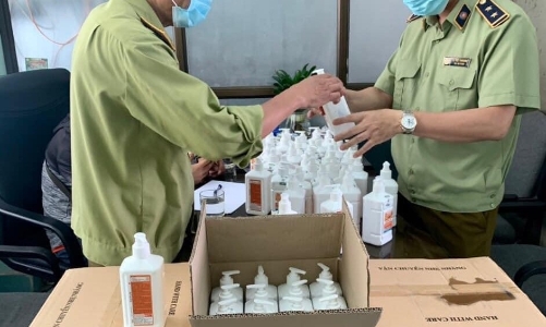 Thu giữ hàng trăm chai nước sát khuẩn giả thương hiệu ASIRUB