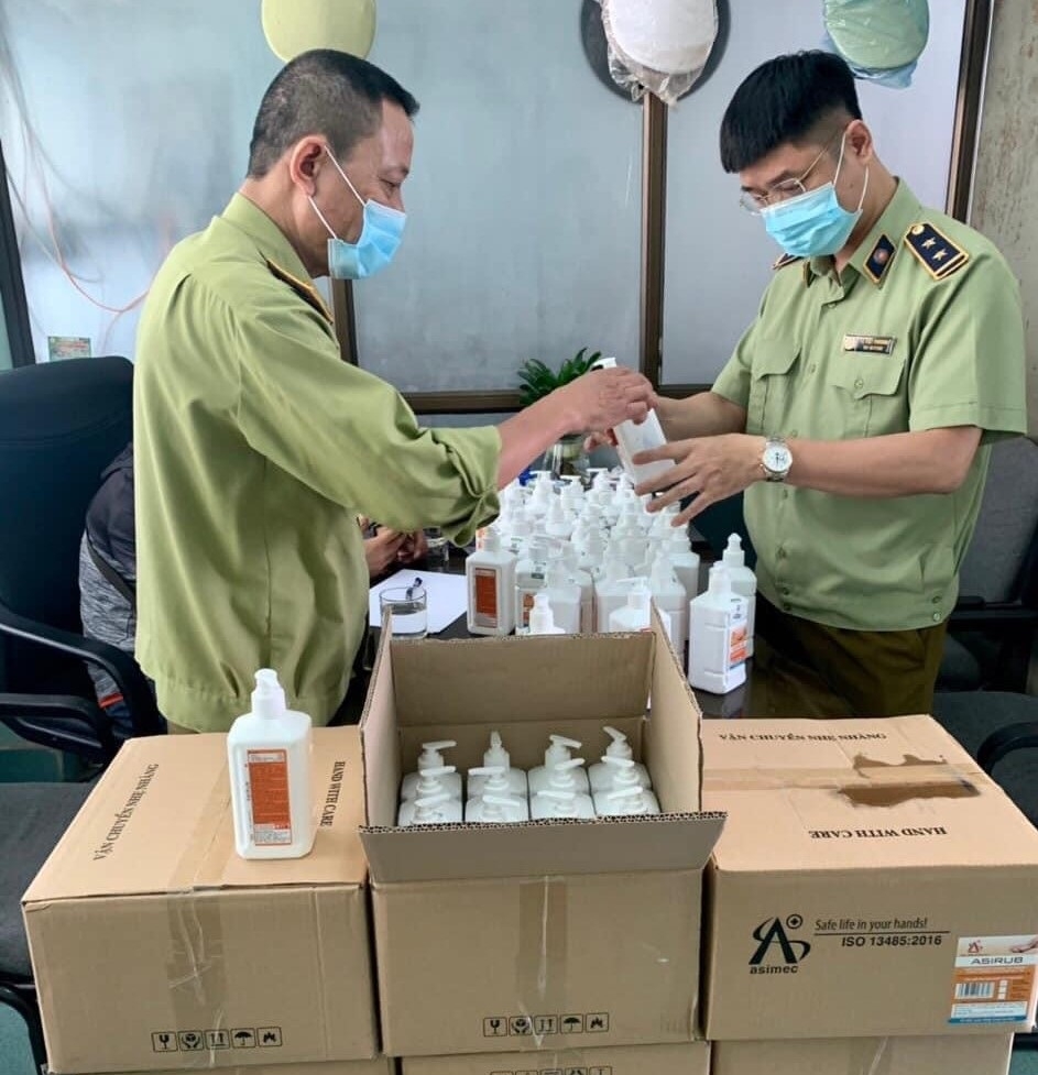 Đội Quản lý thị trường số 14 thu giữ hàng giả tại hiện trường.