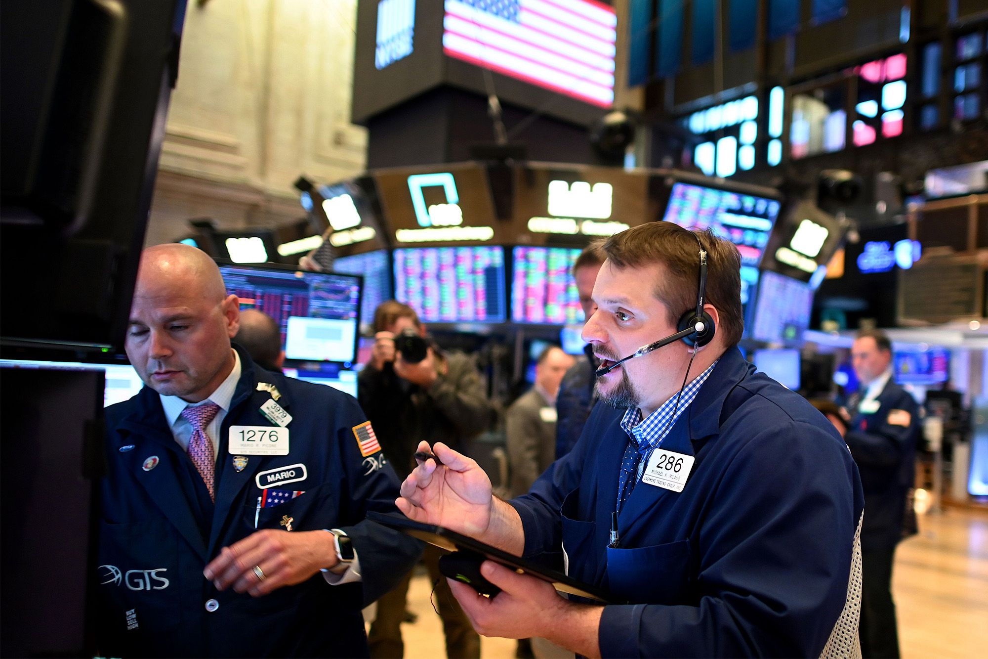 Các nhà giao dịch cổ phiếu trên sàn NYSE ở New York, Mỹ - Ảnh: Reuters.