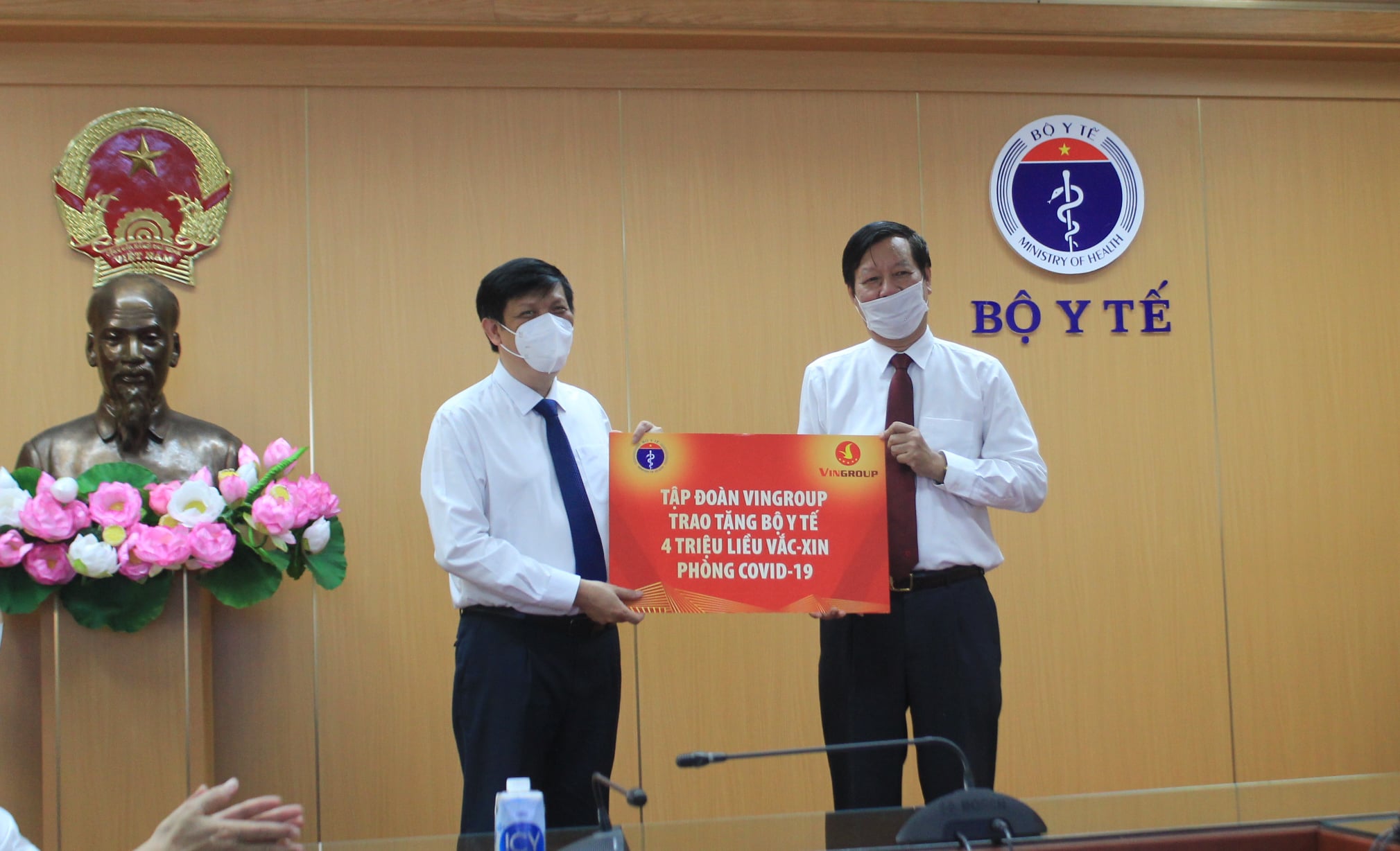Tập đoàn Vingroup trao tặng Bộ Y tế 4 triệu liều vaccine phòng Covid-19