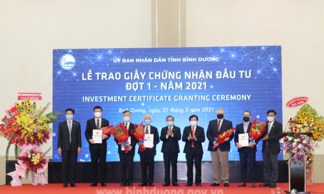 Tỉnh Bình Dương trao giấy chứng nhận đầu tư cho 5 doanh nghiệp.