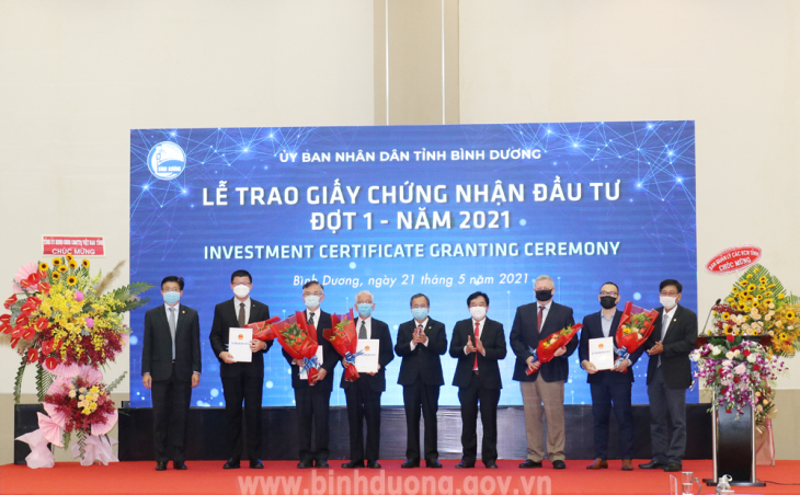 Tỉnh Bình Dương trao giấy chứng nhận đầu tư cho 5 doanh nghiệp.