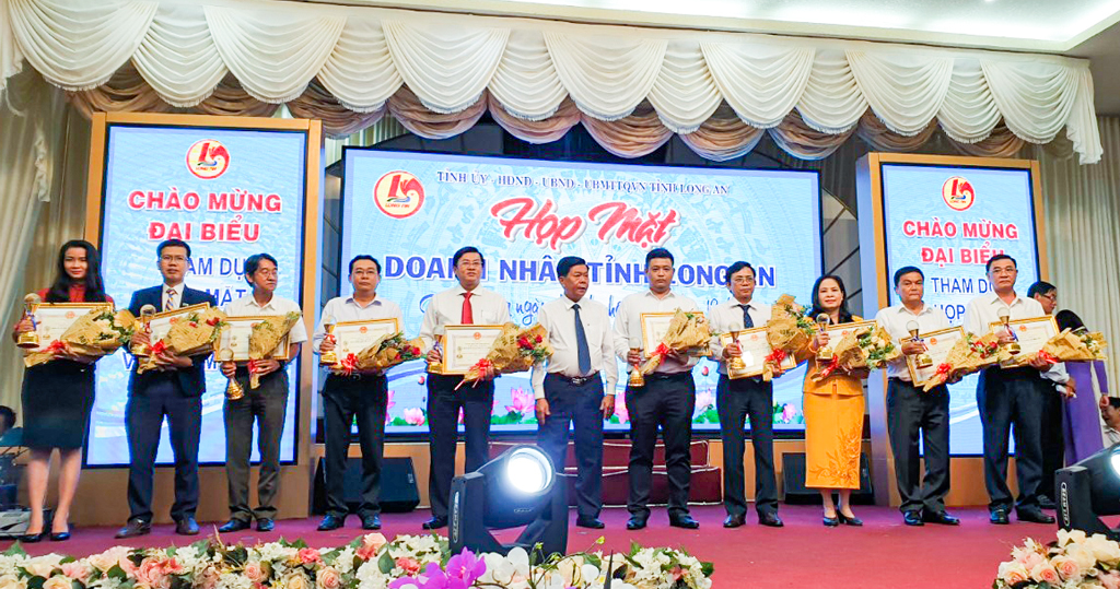 Bà Bích Thùy trong buổi Họp mặt tri ân các nhà tài trợ vì sự phát triển và an sinh xã hội tỉnh Long An năm 2020.