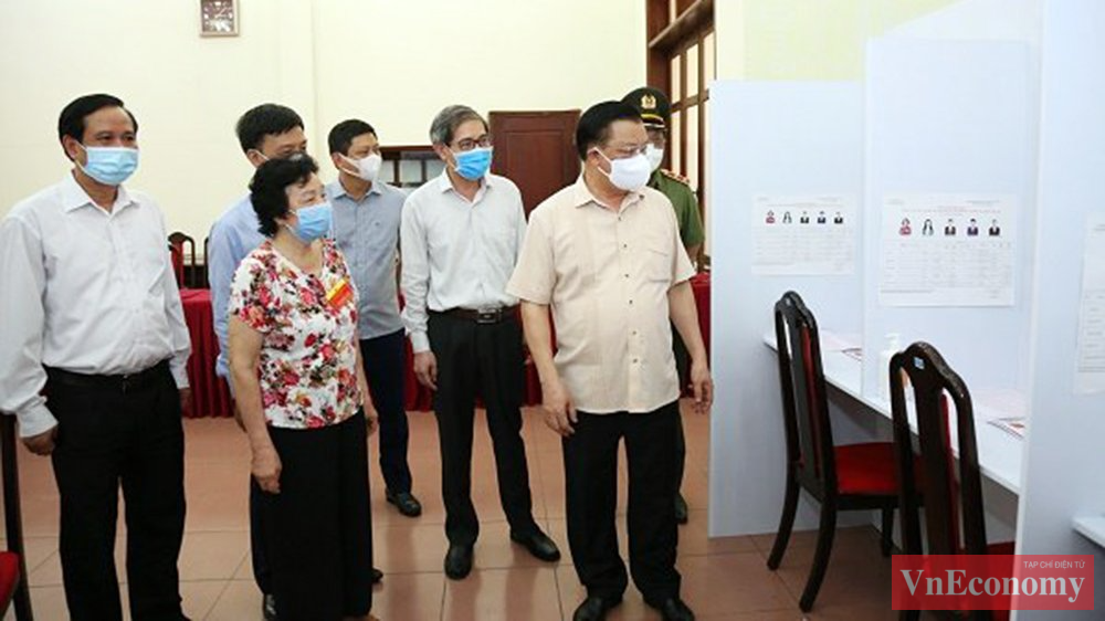 Bí thư Đinh Tiến Dũng kiểm tra công tác bầu cử và phòng, chống dịch Covid-19 tại khu vực bầu cử số 8 - Trung tâm Văn hóa quận Tây Hồ.