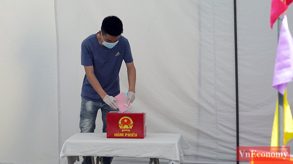 Tình huống giả định nhân viên y tế phát hiện một người có biểu hiện sốt, ho, khó thở. Lập tức, người này được đưa theo lối đi khác để vào khu vực bỏ phiếu riêng. Tại khu vực bỏ phiếu riêng, cử tri bỏ phiếu theo đúng quy định. Họ sẽ được các nhân viên y tế hỗ trợ.