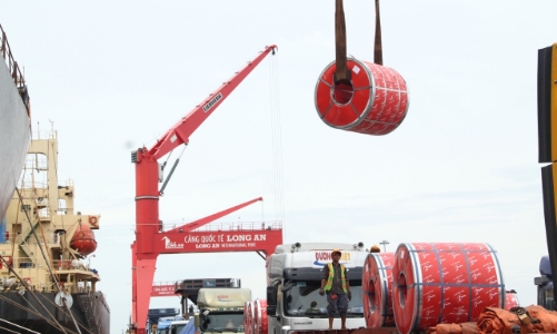 Thân gái dặm trường, gây dựng cơ nghiệp 