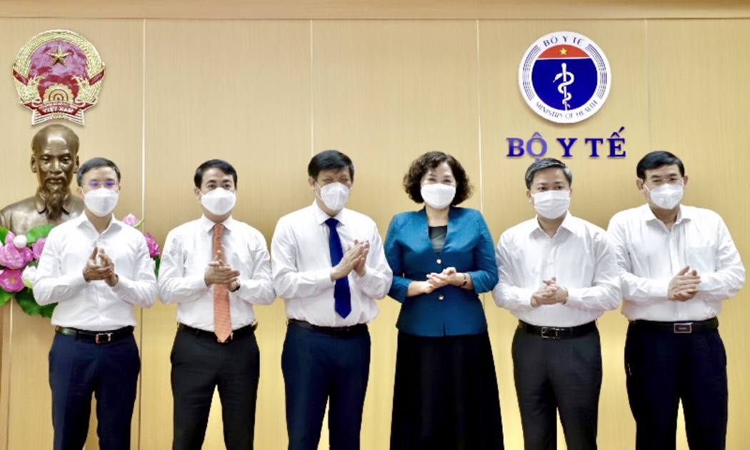 Thống đốc Ngân hàng Nhà nước cùng Bộ trưởng Bộ Y tế chứng kiến buổi Lễ tiếp nhận hỗ trợ mua vaccine phòng Covid-19 của ngành Ngân hàng