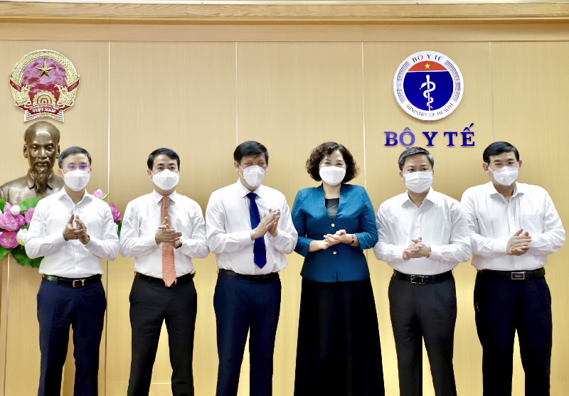 Thống đốc Ngân hàng Nhà nước cùng Bộ trưởng Bộ Y tế chứng kiến buổi Lễ tiếp nhận hỗ trợ mua vaccine phòng Covid-19 của ngành Ngân hàng