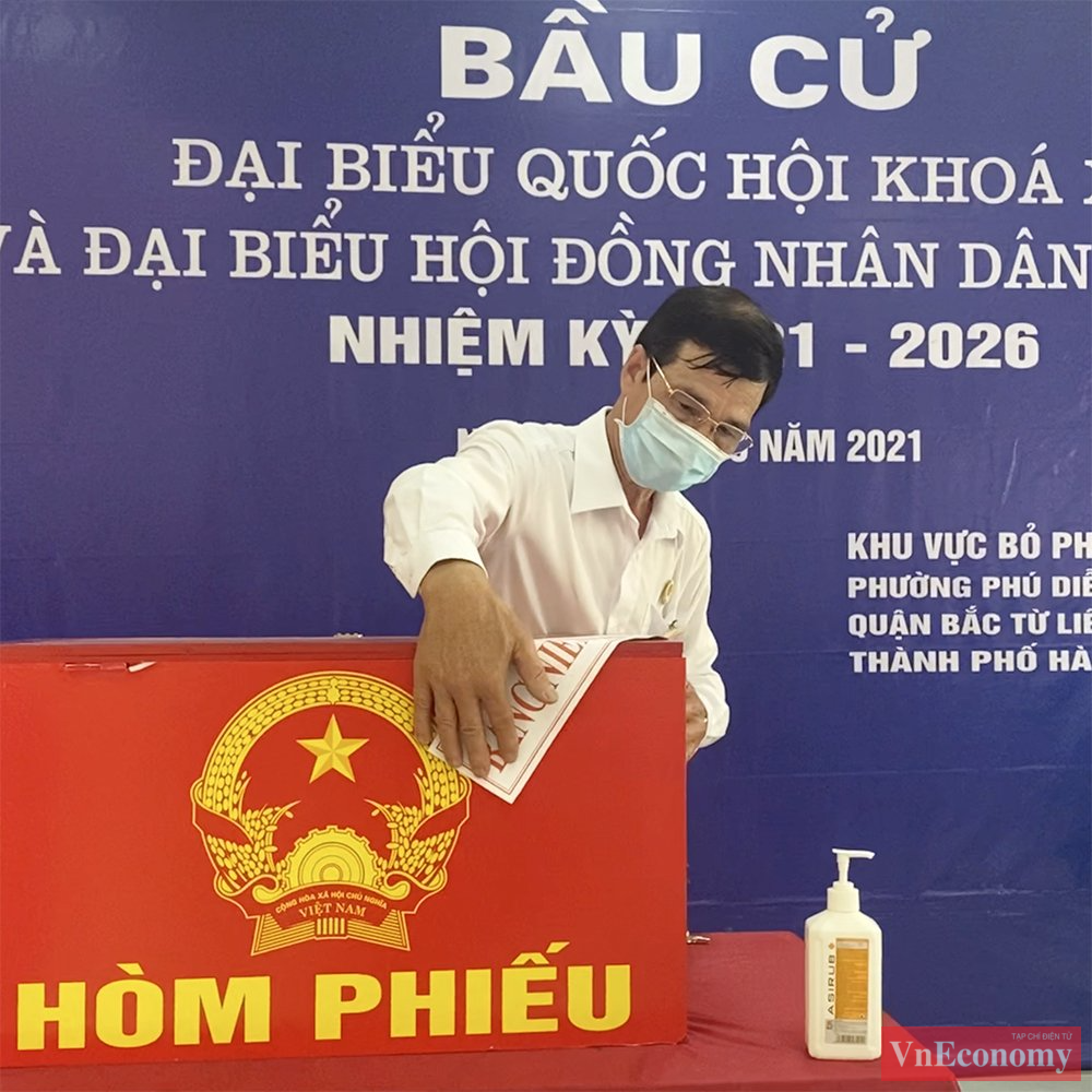 Các hòm phiếu được phun xịt khử khuẩn cả bên trong và bên ngoài trước khi dán phiếu niêm phong.
