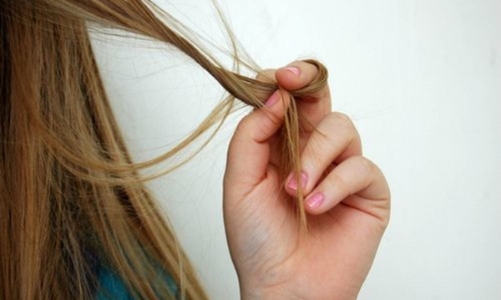 Bé gái 7 tuổi tắc ruột do thói quen nuốt tóc