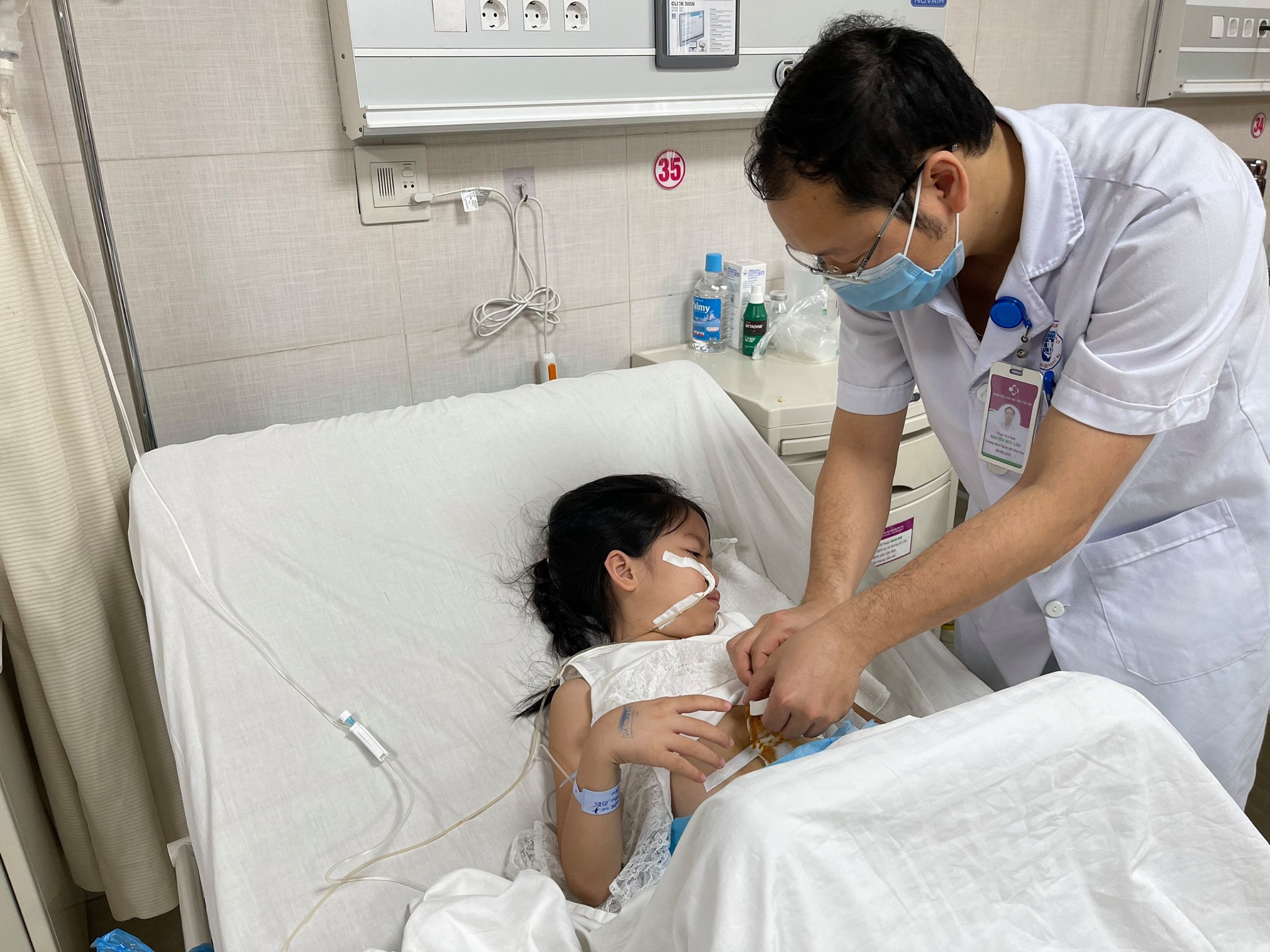 Bệnh nhi D. l&agrave; một trường hợp kh&aacute; may mắn khi bố mẹ b&eacute; đ&atilde; kịp thời ph&aacute;t hiện v&agrave; đưa trẻ đến bệnh viện thăm kh&aacute;m.