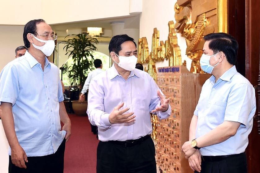 Thủ tướng Phạm Minh Chính trao đổi với lãnh đạo Bộ Giao thông vận tải bên lề cuộc họp - Ảnh: VGP.