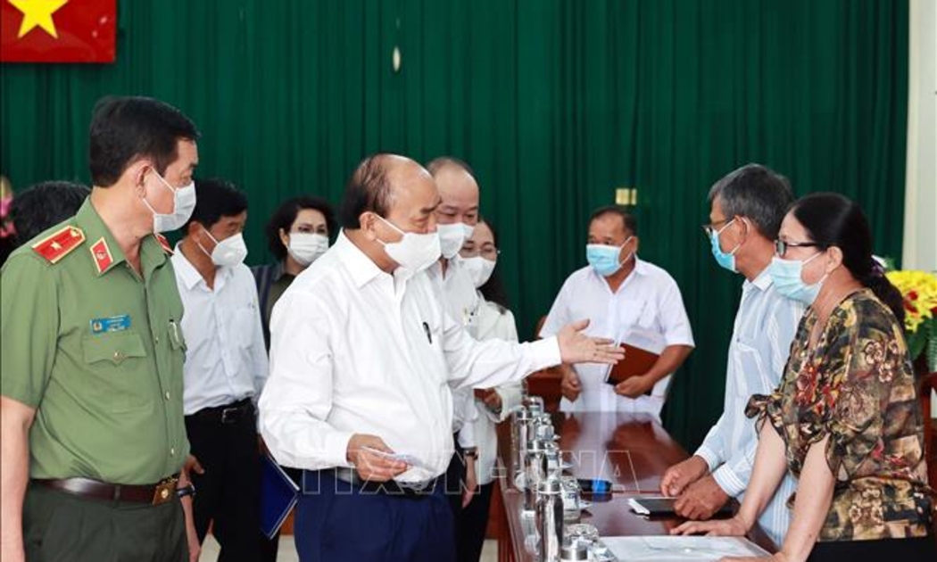 Chủ tịch nước Nguyễn Xuân Phúc đối thoại với đại diện một số hộ dân xã Phú Mỹ Hưng và An Nhơn Tây, huyện Củ Chi - Ảnh: TTXVN.