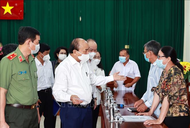 Chủ tịch nước Nguyễn Xuân Phúc đối thoại với đại diện một số hộ dân xã Phú Mỹ Hưng và An Nhơn Tây, huyện Củ Chi - Ảnh: TTXVN.
