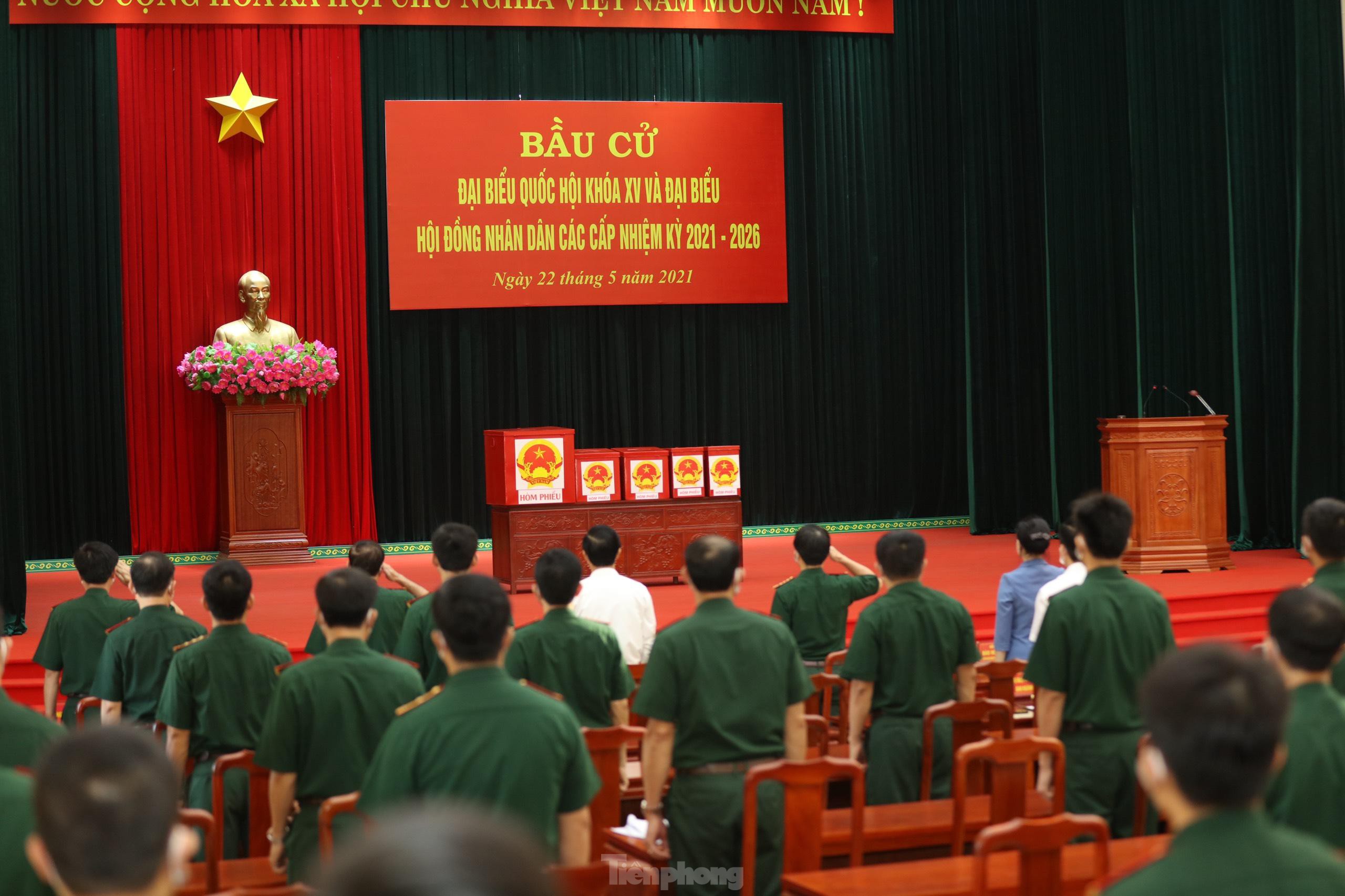 7h sáng ngày 22/5, Ủy ban bầu cử tỉnh Bắc Ninh bắt đầu tiến hành bầu cử sớm nhằm ứng phó với dịch Covid-19. Các cử tri tiến hành bỏ phiếu sớm gồm chiến sỹ quân đội, công an, y bác sỹ, bệnh nhân Covid-19 và các F1 Covid-19 - Ảnh: Luân Dũng.