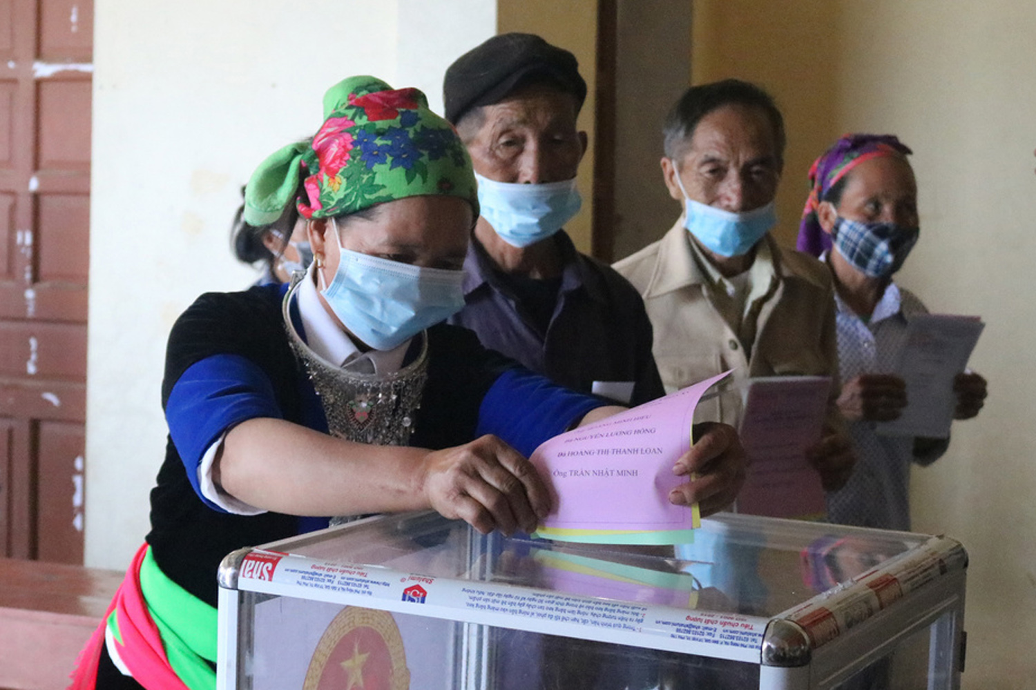 Cử tri người đồng b&agrave;o d&acirc;n tộc M&ocirc;ng bản Huồi Đun, x&atilde; Huồi Tụ, huyện Kỳ Sơn, Nghệ An bầu cử sớm - Ảnh: CTV.