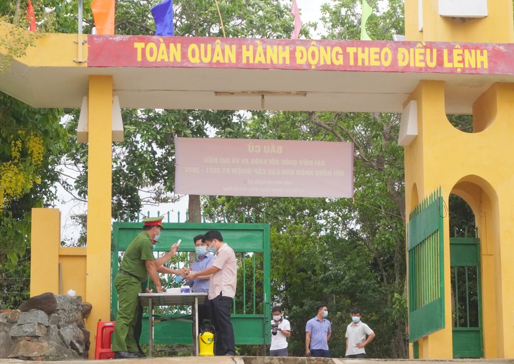 Sáng ngày 21/5, Ủy ban bầu cử xã Tân Ân, huyện Ngọc Hiển, tỉnh Cà Mau, đã tổ chức lễ khai mạc điểm bầu cử cụm đảo Hòn Khoai, tại khu vực bỏ phiếu được đặt Đồn Biên phòng Hòn Khoai - Ảnh: CTV