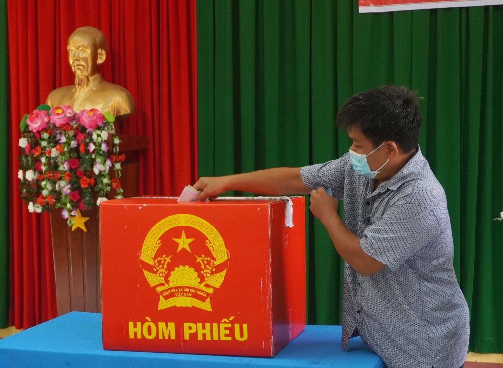 Cử tri tại cụm đảo H&ograve;n Khoai bầu cử sớm -&nbsp;Ảnh: CTV