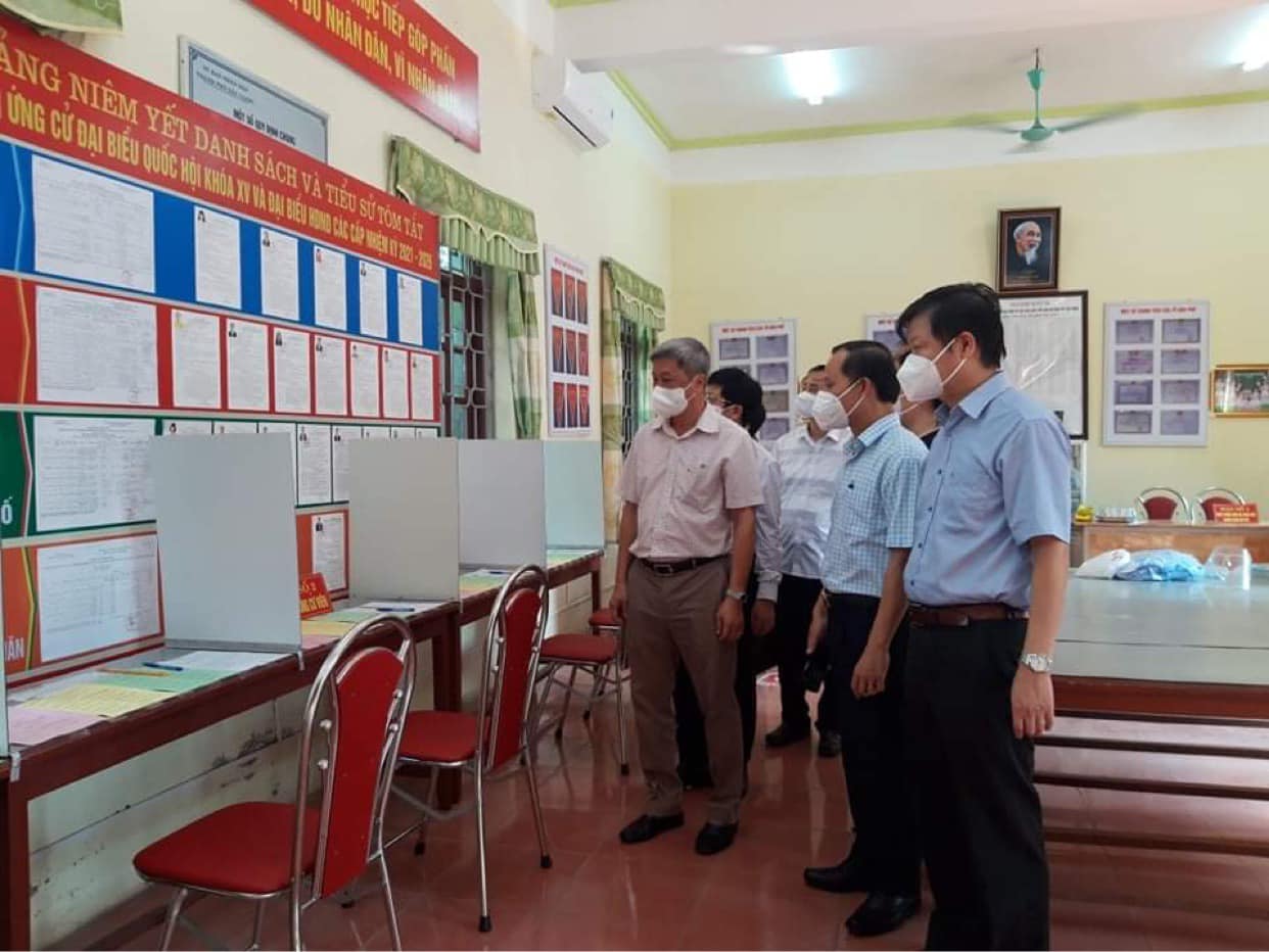 Thứ trưởng Nguyễn Trường Sơn cùng lãnh đạo tỉnh Bắc Giang kiểm tra công tác bầu cử tại khu vực cách ly thôn Núi Hiểu, xã Quang Châu, Việt Yên...