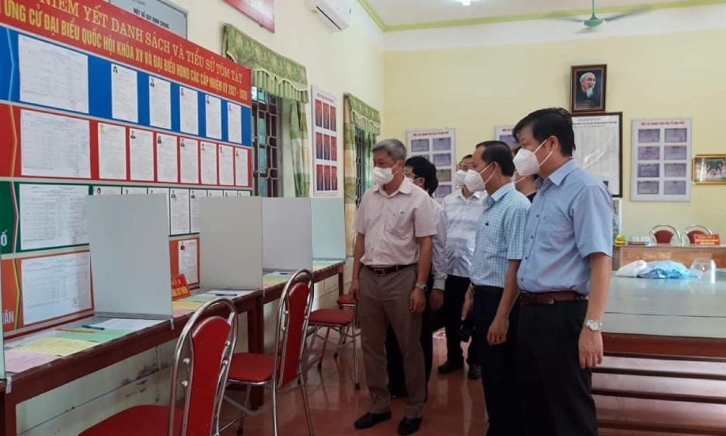 Thứ trưởng Nguyễn Trường Sơn cùng lãnh đạo tỉnh Bắc Giang kiểm tra công tác bầu cử tại khu vực cách ly thôn Núi Hiểu, xã Quang Châu, Việt Yên...