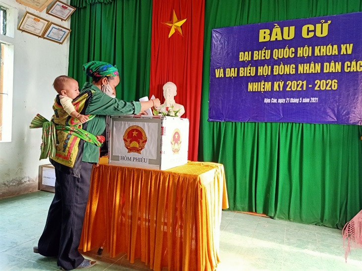 Cử tri dân tộc Mông ở bản Nậm Càn, xã Nậm Càn, huyện Kỳ Sơn, Nghệ An đi bầu cử sớm ngày 21/5 - Ảnh: Nguyễn Hùng.