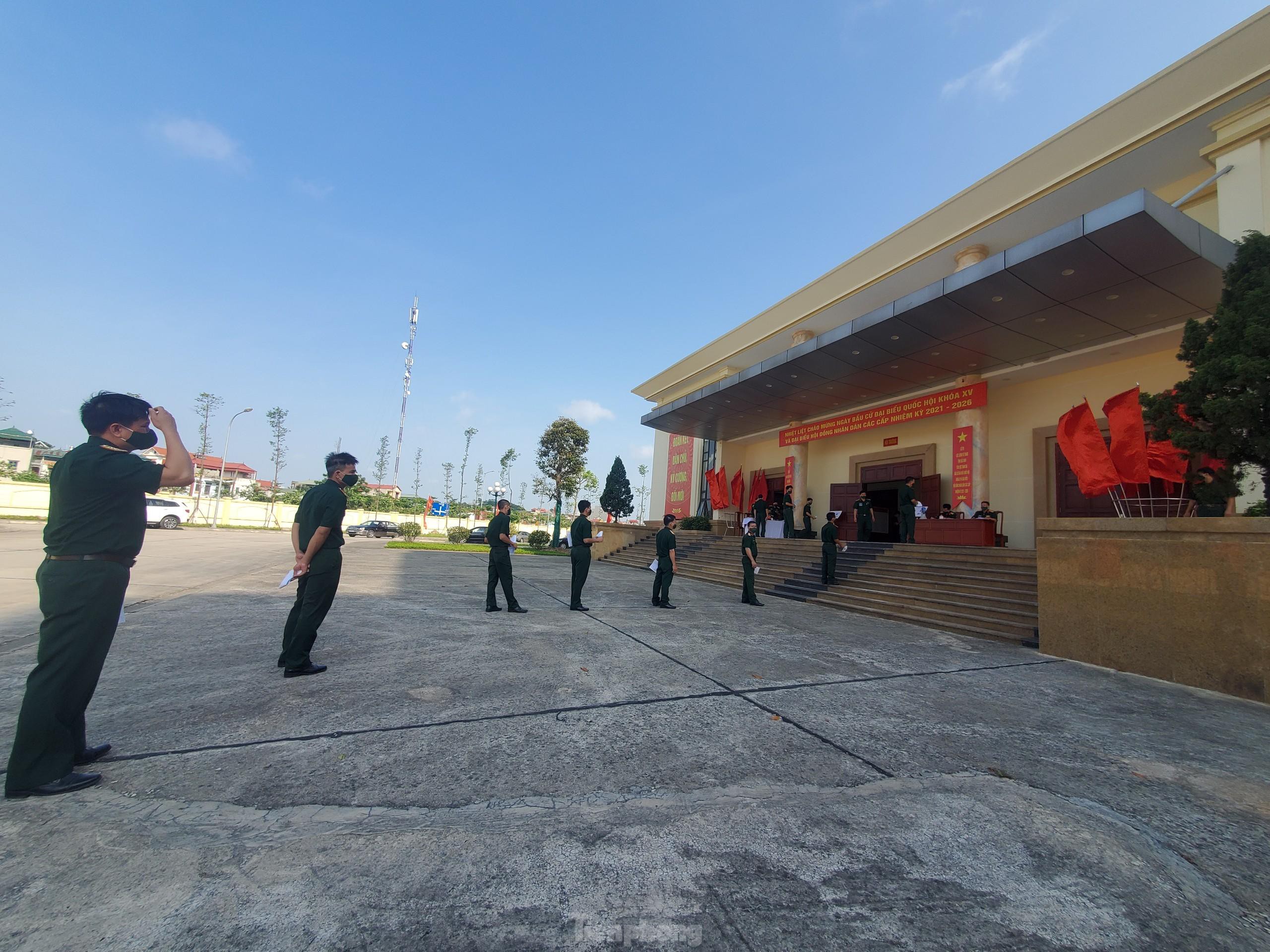 C&aacute;c chiến sĩ xếp h&agrave;ng chờ đến lượt v&agrave;o bầu cử, đảm bảo gi&atilde;n c&aacute;ch để ph&ograve;ng chống dịch Covid-19 - Ảnh: Lu&acirc;n Dũng.