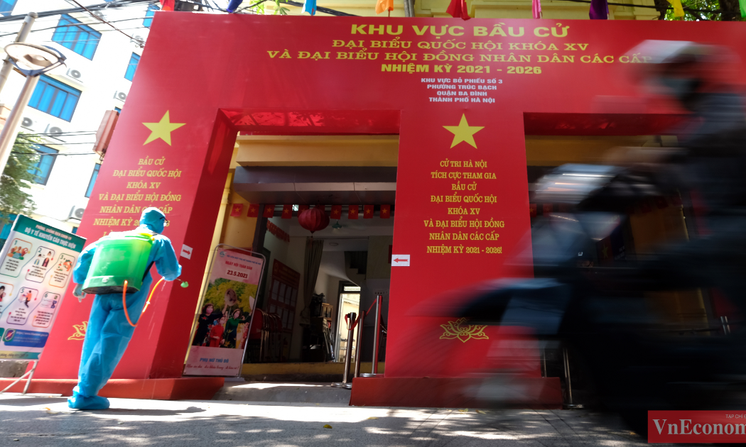 Sáng nay (22/5), các địa điểm bỏ phiếu đã tiến hành phụ khử khuẩn phòng dịch Covid-19.