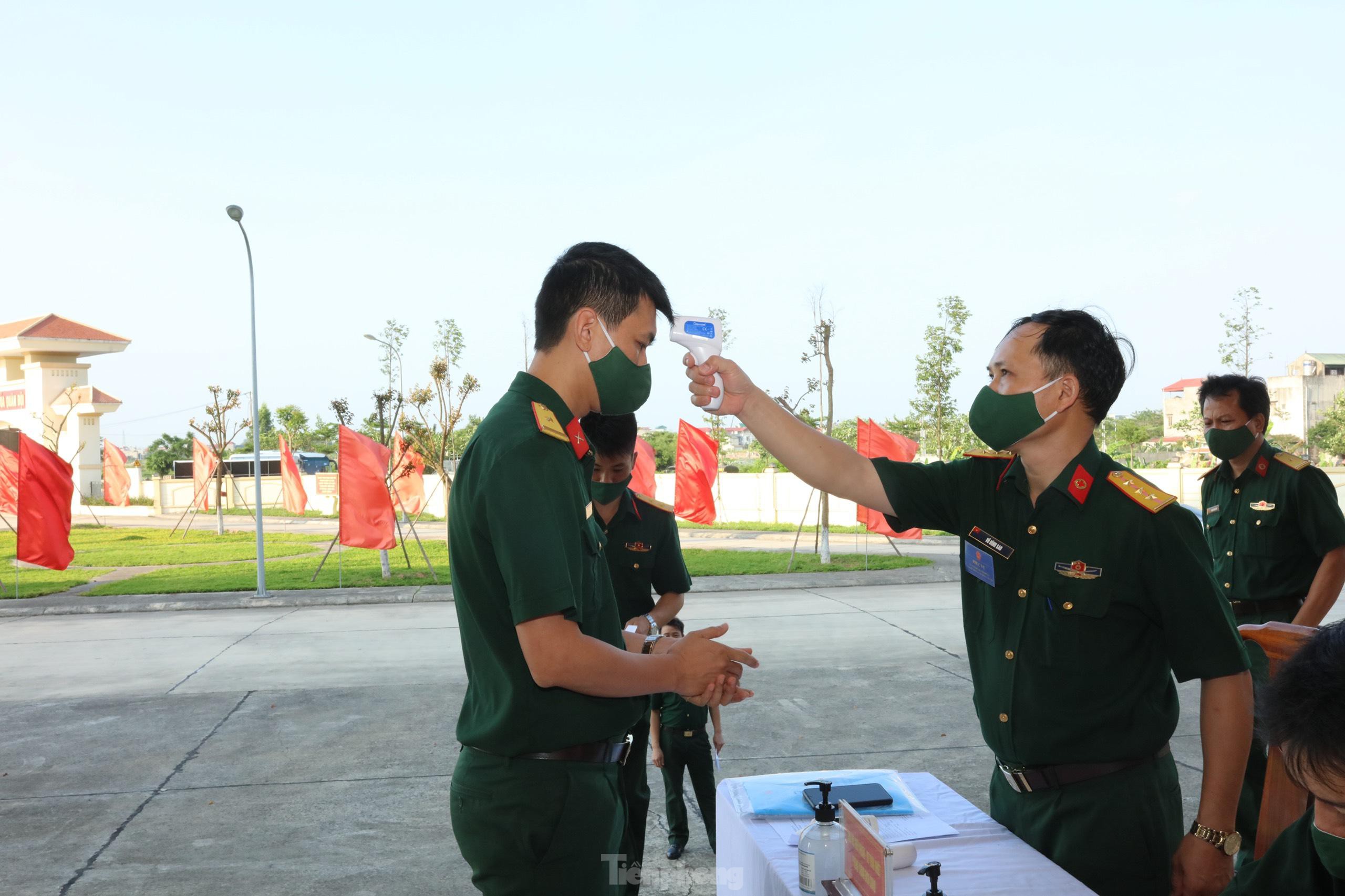 Cử tri được đo thân nhiệt trước khi vào bầu cử - Ảnh: Luân Dũng.