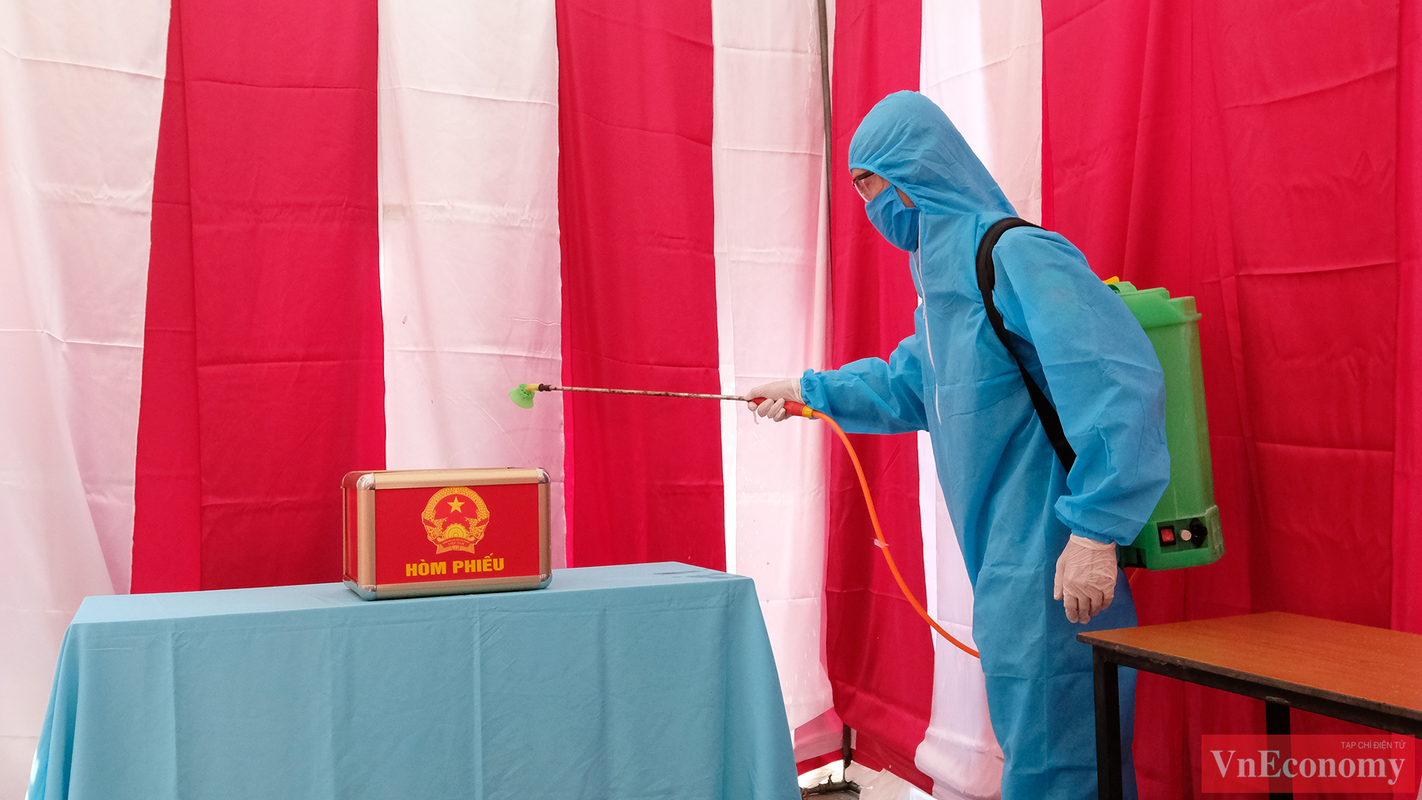 &nbsp;Mỗi điểm bỏ phiếu đều chuẩn bị một ph&ograve;ng bỏ phiếu ri&ecirc;ng, đề ph&ograve;ng t&iacute;nh huống ph&aacute;t hiện một cử tri c&oacute; biểu hiện sốt, ho, kh&oacute; thở,. Tại đ&acirc;y, cử tri n&agrave;y vẫn được bỏ phiếu theo đ&uacute;ng quy định. Họ sẽ được c&aacute;c nh&acirc;n vi&ecirc;n y tế với đầy đủ trang bị bảo hộ hỗ trợ bầu cử.