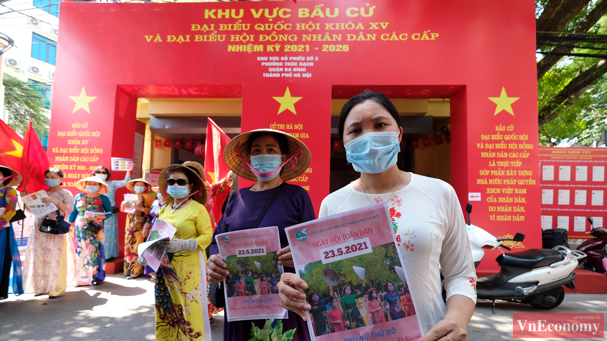 S&aacute;ng nay, tại Khu vực bỏ phiếu số 3 Phường Tr&uacute;c Bạch (quận Ba Đ&igrave;nh, H&agrave; Nội), c&aacute;n bộ Hội Phụ nữ phường đ&atilde; t&iacute;ch cực tuy&ecirc;n truyền về nghĩa vụ v&agrave; quyền lợi của mỗi c&ocirc;ng d&acirc;n khi tham gia bầu cử.