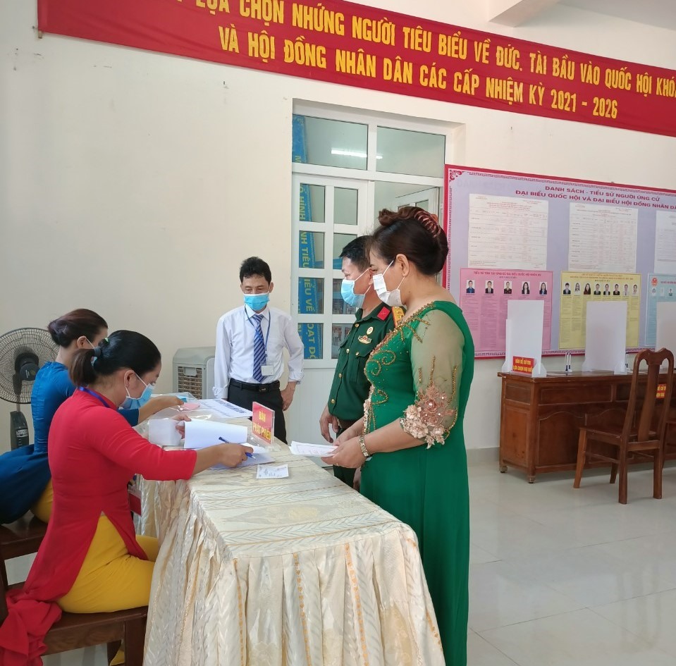 Cử tri chuẩn bị bầu cử sớm tại huyện đảo Bạch Long Vĩ, thành phố Hải Phòng - Ảnh: CTV.