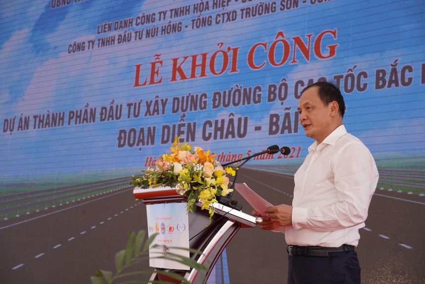 Thứ trưởng Bộ Giao thông vận tải Nguyễn Nhật phát lệnh khởi công dự án tại huyện Đức Thọ, tỉnh Hà Tĩnh.