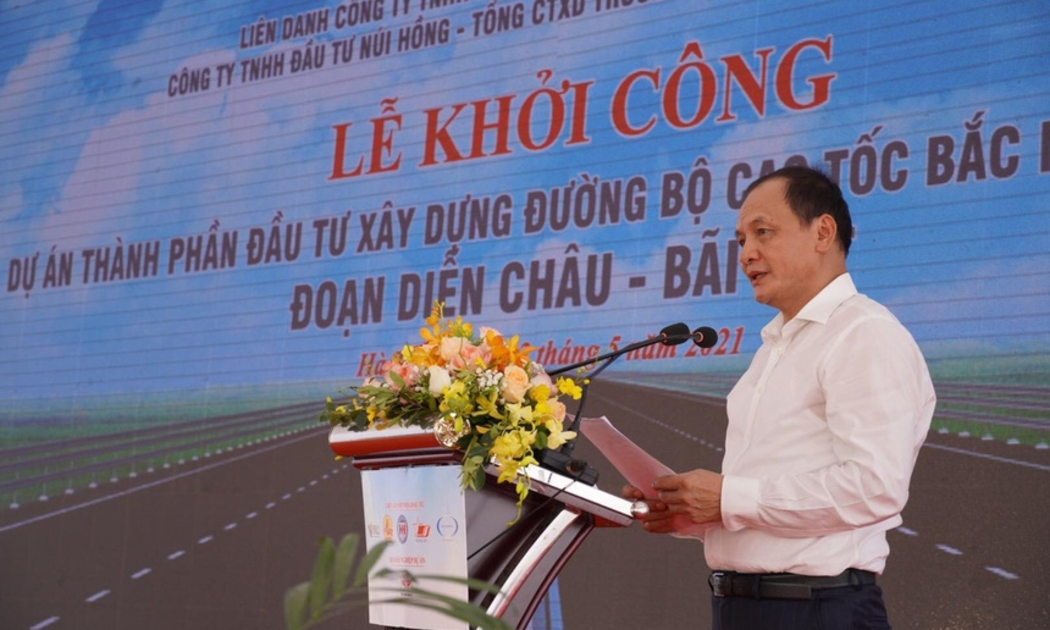 Thứ trưởng Bộ Giao thông vận tải Nguyễn Nhật phát lệnh khởi công dự án tại huyện Đức Thọ, tỉnh Hà Tĩnh.