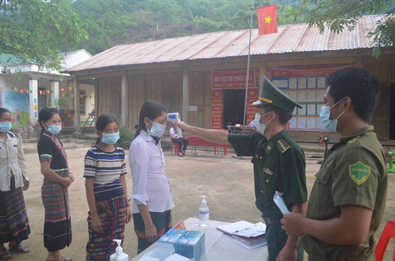 Ng&agrave;y 21/5,&nbsp;tỉnh&nbsp;Nghệ An&nbsp;với 207 khu vực bầu cử thuộc c&aacute;c huyện bi&ecirc;n giới Con Cu&ocirc;ng, Tương Dương, Kỳ Sơn v&agrave; Quế&nbsp; Phong đ&atilde; tiến h&agrave;nh bỏ phiếu sớm. Đ&acirc;y đều l&agrave; những khu vực thuộc v&ugrave;ng s&acirc;u, v&ugrave;ng xa, bi&ecirc;n giới, nơi địa h&igrave;nh phức tạp, phương tiện giao th&ocirc;ng chưa ho&agrave;n thiện, khiến việc đi lại của cử tri c&ograve;n gặp nhiều kh&oacute; khăn. - Ảnh:&nbsp; Nguyễn T&acirc;m.