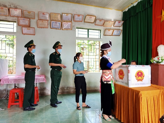 Nh&acirc;n d&acirc;n địa phương v&agrave; c&aacute;n bộ, chiến sĩ Đồn Bi&ecirc;n ph&ograve;ng Nậm C&agrave;n, Nghệ An tham gia bầu cử sớm - Ảnh: Quang Ninh.