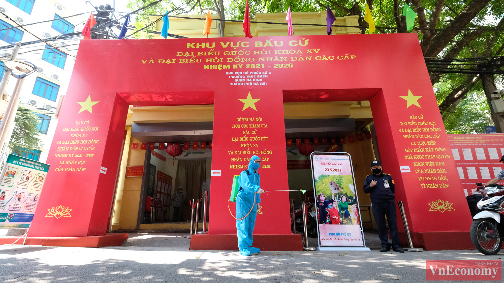 Tại khu vực bên ngoài, khu vực cử tri xếp hàng hay bàn tiếp đón... cho đến cabin ghi phiếu bầu và hòm phiếu đều được phun khử khuẩn kỹ càng.