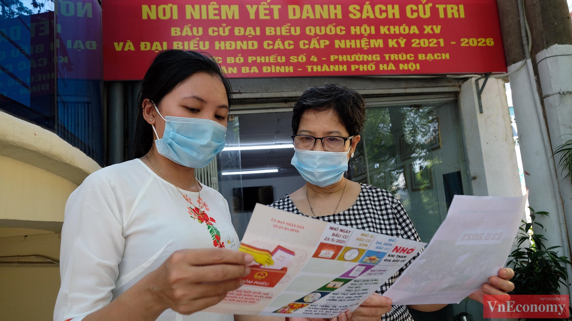 Tổ bầu cử tại Khu vực bỏ phiếu số 4 Phường Tr&uacute;c Bạch cũng đang r&agrave; so&aacute;t, kiểm tra những c&ocirc;ng t&aacute;c chuẩn bị cuối c&ugrave;ng.