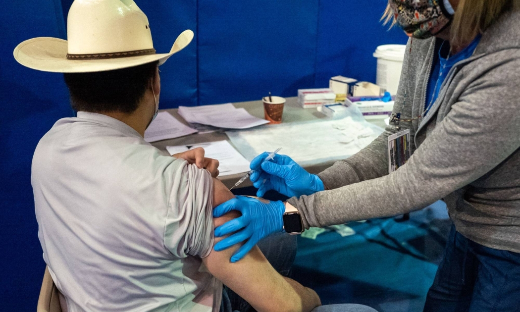 Một nhân viên y tế được tiêm vaccine Covid-19 của Pfizer tại khuôn viên Đại học New Mexico ngàu 23/3 - Ảnh: Bloomberg
